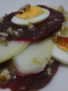 Una foto de Ensalada de patata y remolacha con nueces