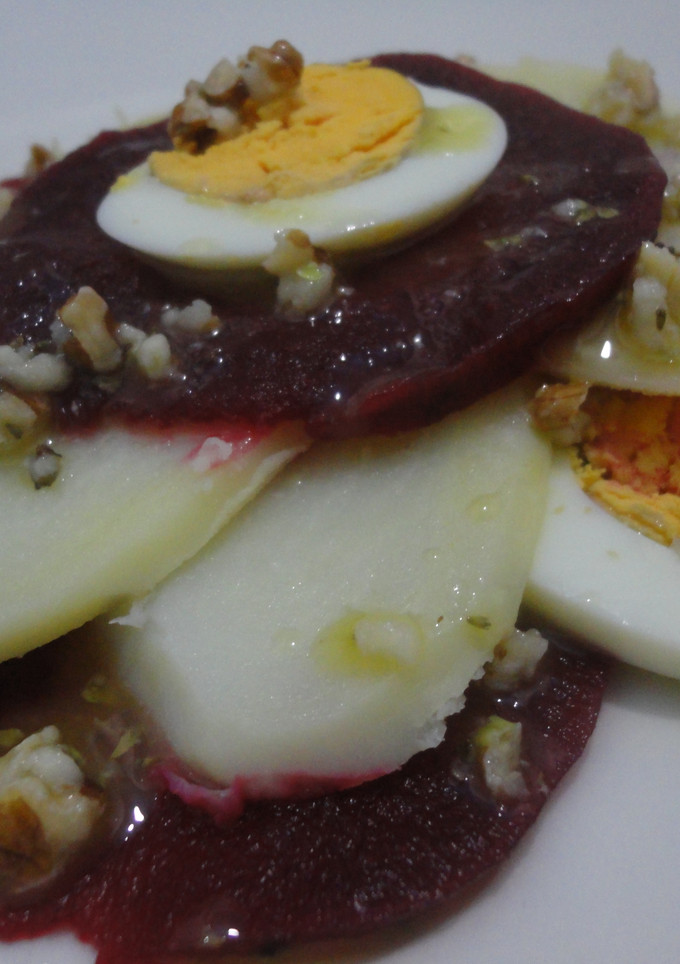 Una foto de Ensalada de patata y remolacha con nueces