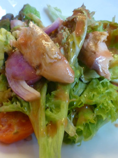 Una foto de Ensalada de aguacate y atún