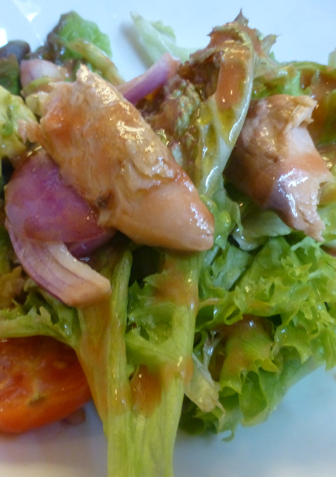 Una foto de Ensalada de aguacate y atún