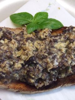Una foto de Tosta de revuelto de morcilla