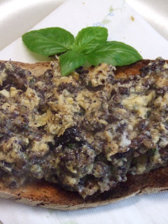 Una foto de Tosta de revuelto de morcilla