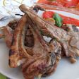 Pollito parrillero y chuletas de cordero a la brasa