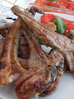 Una foto de Pollito parrillero y chuletas de cordero a la brasa
