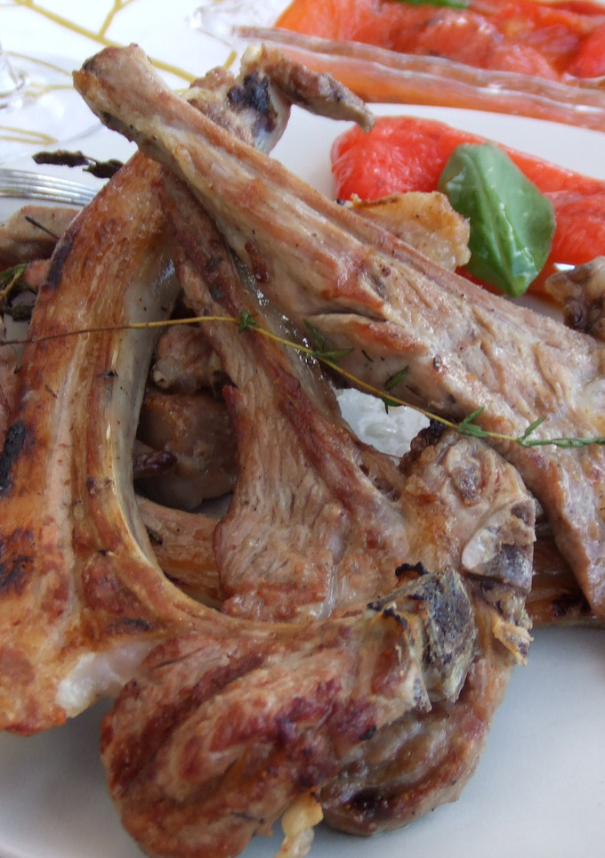 Una foto de Pollito parrillero y chuletas de cordero a la brasa