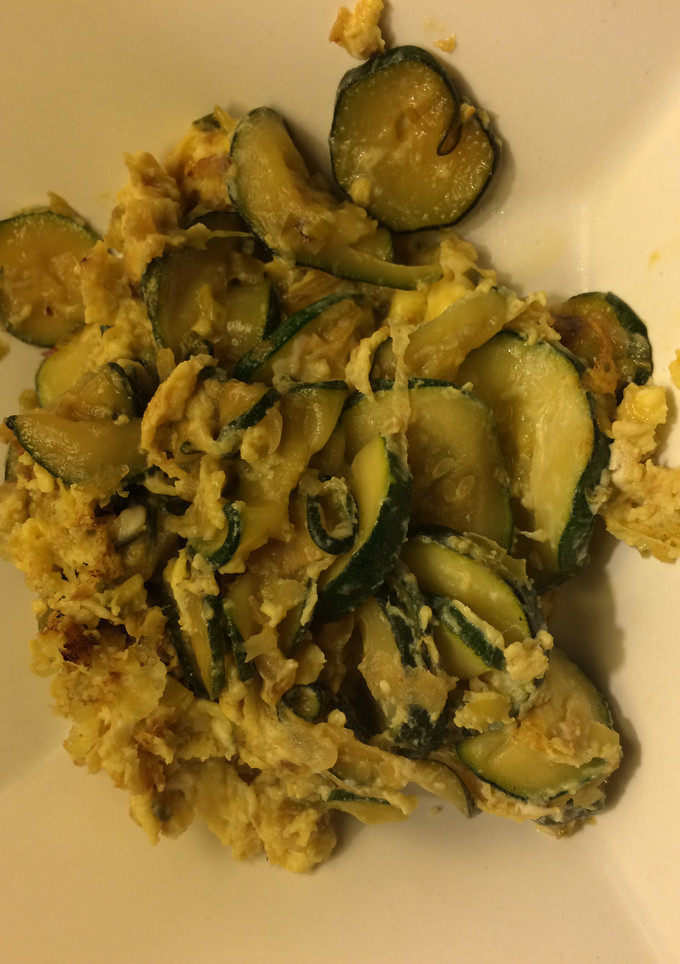 Una foto de Huevos revueltos con zapallitos