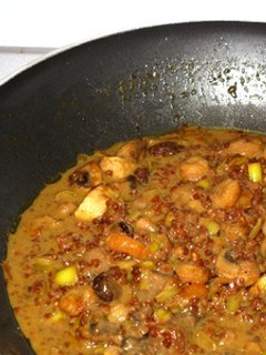 Una foto de Wok de encocada de champiñones y gambas con trigo sarraceno