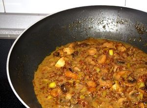 Una foto de Wok de encocada de champiñones y gambas con trigo sarraceno