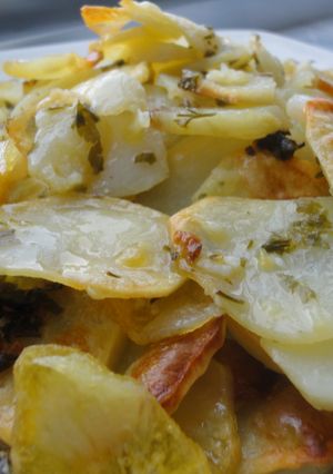 Una foto de Patatas al horno con ajo y perejil