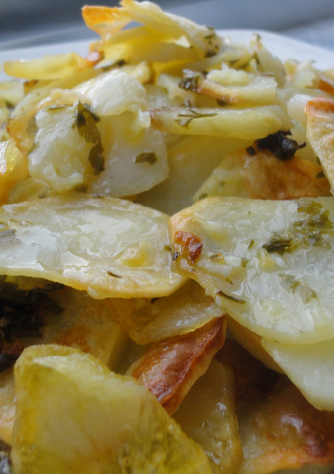 Una foto de Patatas al horno con ajo y perejil