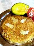 Tortilla de espaguetti con huevo queso parmesano y corazones de alcachofa