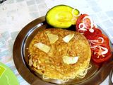 Tortilla de espaguetti con huevo queso parmesano y corazones de alcachofa