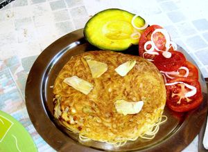 Una foto de Tortilla de espaguetti con huevo queso parmesano y corazones de alcachofa