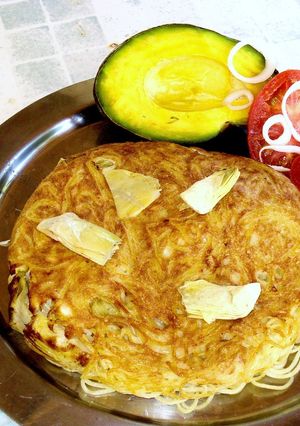 Una foto de Tortilla de espaguetti con huevo queso parmesano y corazones de alcachofa
