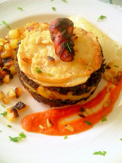 Una foto de Tartar de Morcilla, manzana caramelizada y patatas