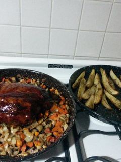 Una foto de Bondiola de cerdo agridulce con papas rústicas