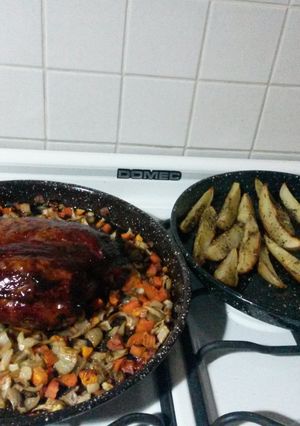 Una foto de Bondiola de cerdo agridulce con papas rústicas