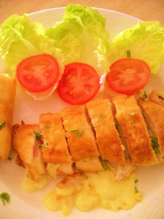 Una foto de Pechugas de pollo rebozadas y rellenas de jamon york y queso