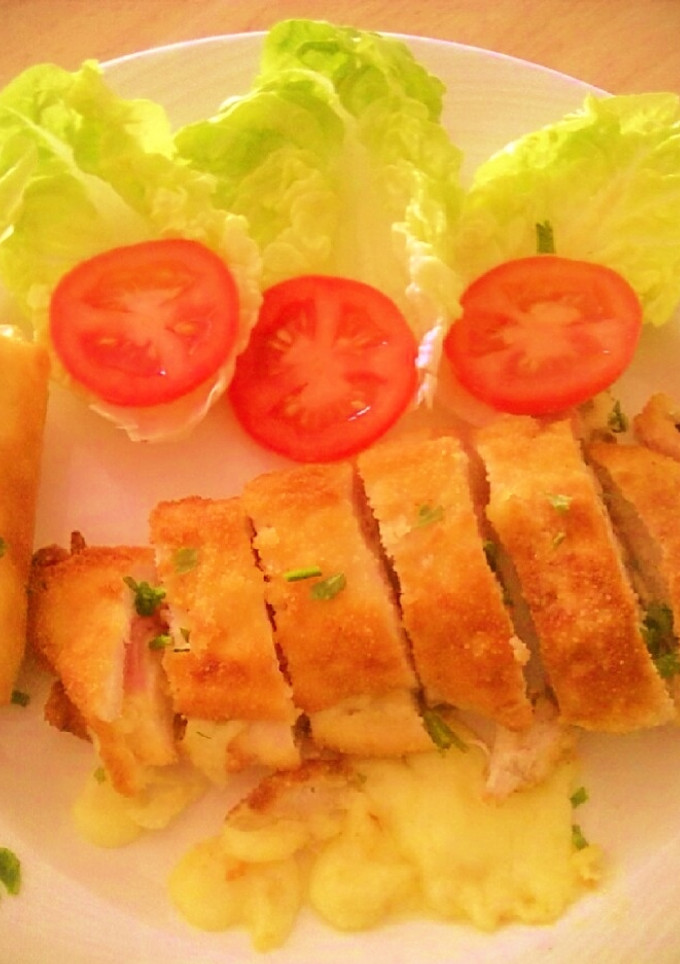 Una foto de Pechugas de pollo rebozadas y rellenas de jamon york y queso