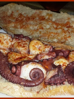 Una foto de Bocata de pulpo