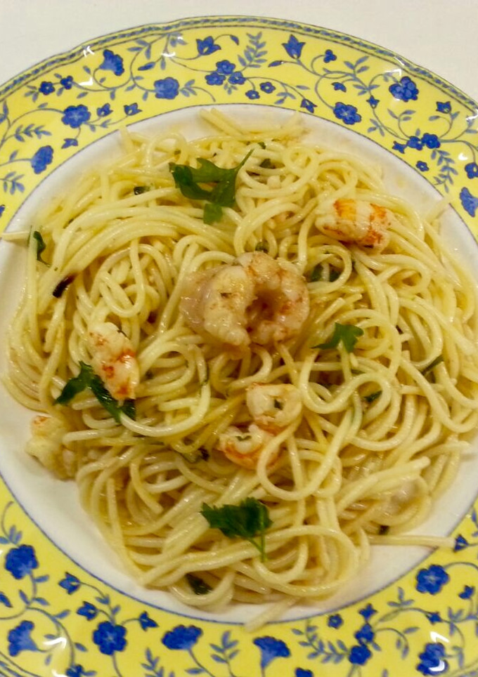 Una foto de Espaguettis con gambón al ajillo
