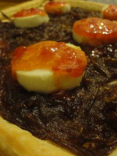 Una foto de Hojaldre de cebolla confitada y queso de cabra