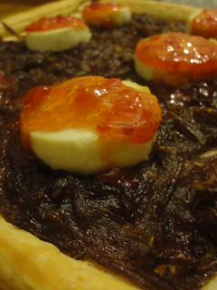 Una foto de Hojaldre de cebolla confitada y queso de cabra
