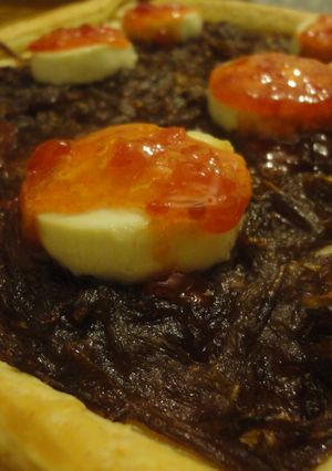 Una foto de Hojaldre de cebolla confitada y queso de cabra