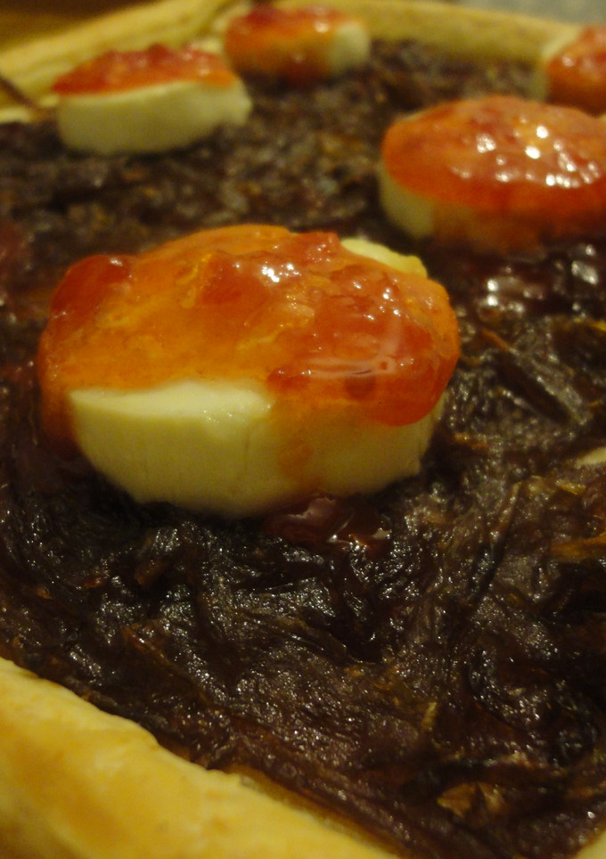 Una foto de Hojaldre de cebolla confitada y queso de cabra