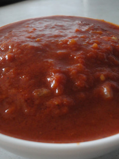 Una foto de Salsa de tomate con vermut y chocolate
