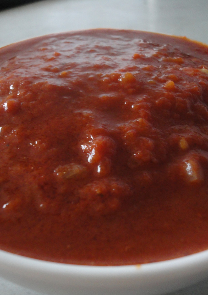 Una foto de Salsa de tomate con vermut y chocolate