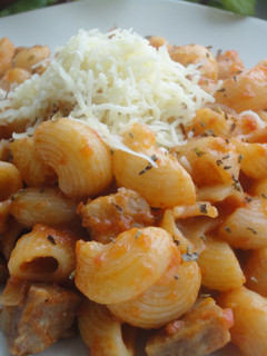 Una foto de Macarrones con butifarra y salsa de tomate con vermut y chocolate