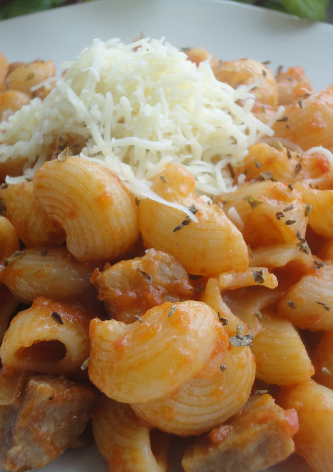 Una foto de Macarrones con butifarra y salsa de tomate con vermut y chocolate