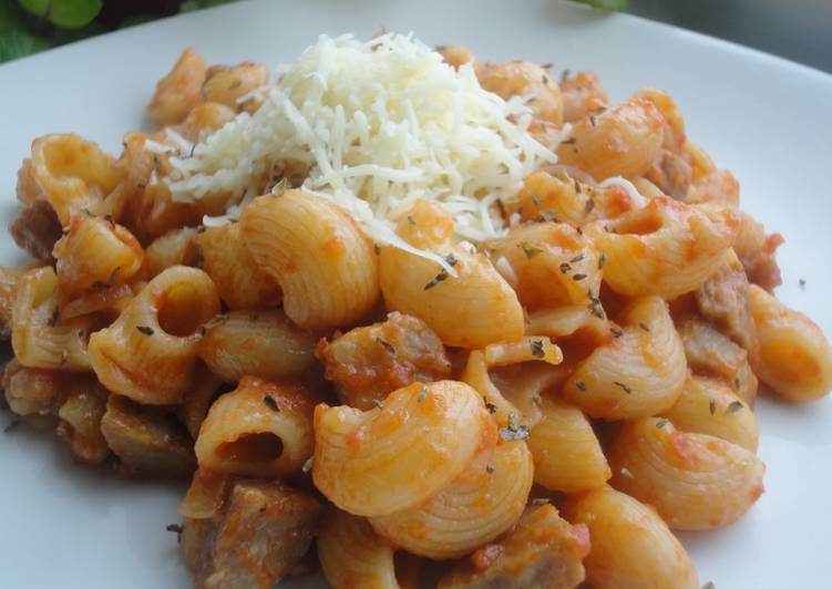 Macarrones con butifarra y salsa de tomate con vermut y chocolate