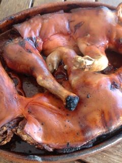 Una foto de Cochinillo asado al horno de leña