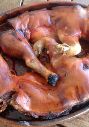 Una foto de Cochinillo asado al horno de leña