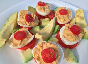 Una foto de Huevos rellenos de Navidad