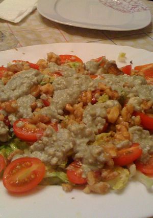 Una foto de Ensalada de nueces con crema de queso azul