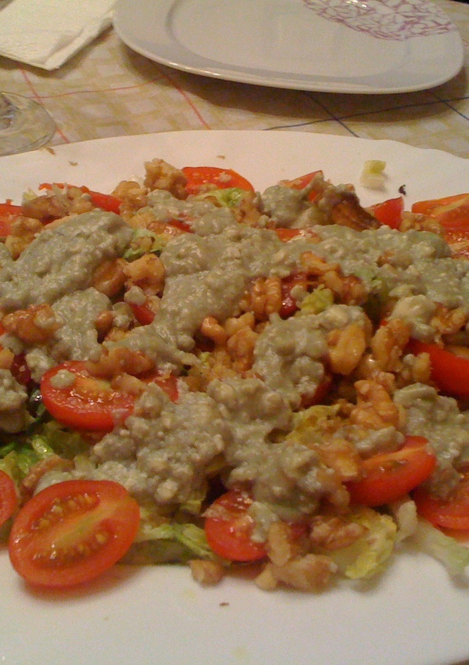 Una foto de Ensalada de nueces con crema de queso azul