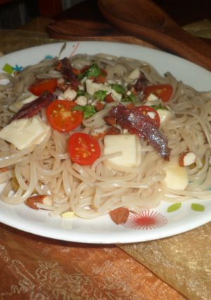 Una foto de Tallarines a la caprese
