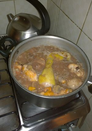 Una foto de Pollo al vino tinto