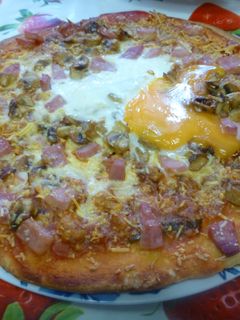 Una foto de Pizza con picadillo, salsa barbacoa y huevo frito
