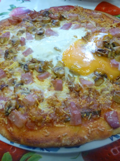 Una foto de Pizza con picadillo, salsa barbacoa y huevo frito