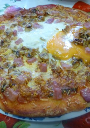 Una foto de Pizza con picadillo, salsa barbacoa y huevo frito