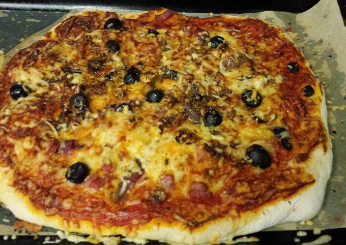 Foto principal de Pizza casera de jamón, queso y anchoas