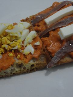 Una foto de Tostas variadas con crema de escalibada