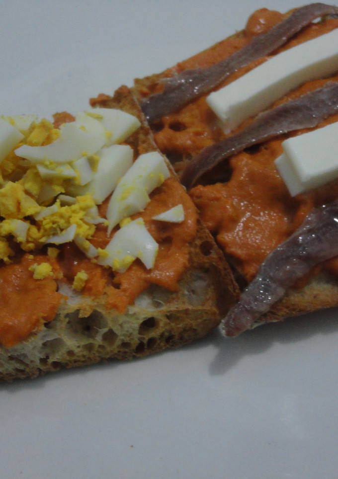 Una foto de Tostas variadas con crema de escalibada
