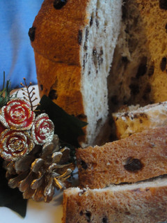Una foto de Panettone con pepitas de chocolate y mandarina