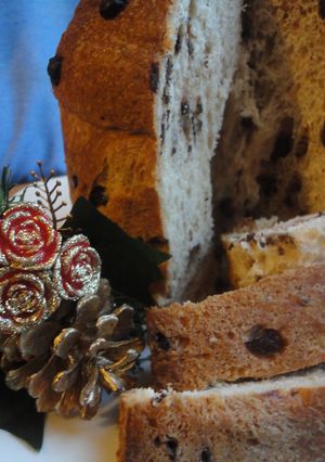 Una foto de Panettone con pepitas de chocolate y mandarina