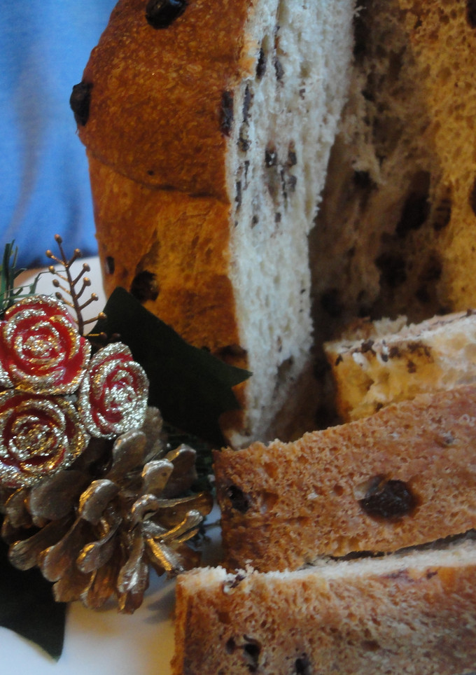 Una foto de Panettone con pepitas de chocolate y mandarina